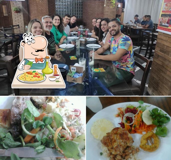 Entre diferentes coisas, comida e interior podem ser encontrados no Restaurante Pimenta Mel