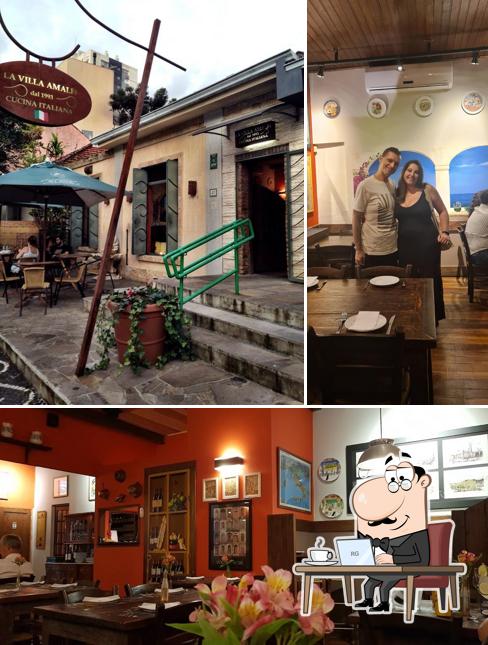 Sente em uma das mesas no La Villa Amalfi