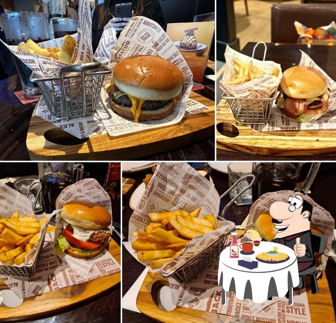 Deguste um dos hambúrgueres disponíveis no Restaurante Outback Steakhouse