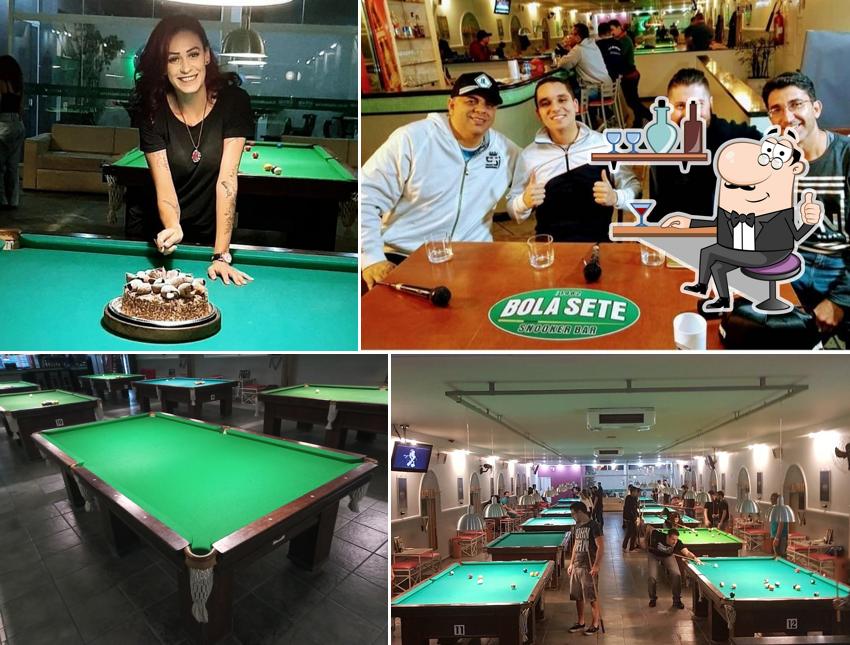 Sente em uma das mesas no Bola Sete Snooker Bar Bilhar e Sinuca | Sinuca em São Caetano
