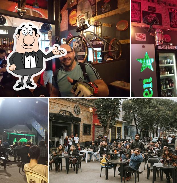 Sente em uma das mesas no Gaz Burning Bar