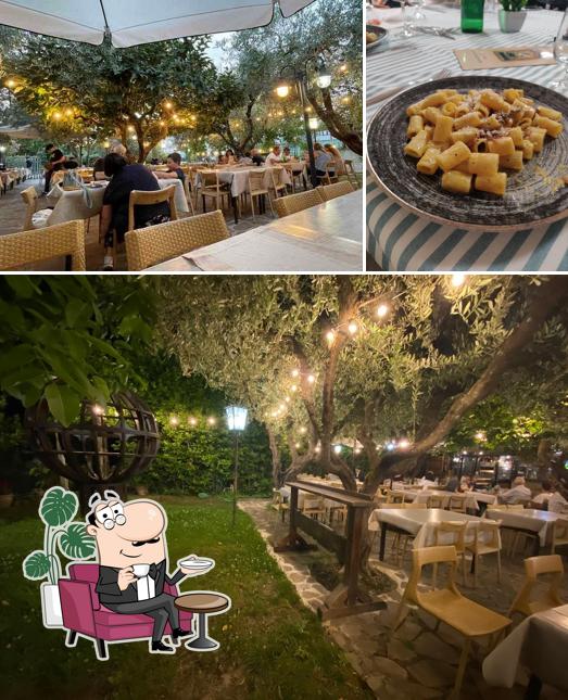 La foto di interni e bevanda da Ristorante Prato Roseto