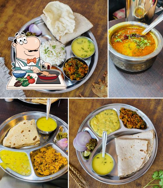 Chicken curry at Aapla Jhunka Bhakar Kendra