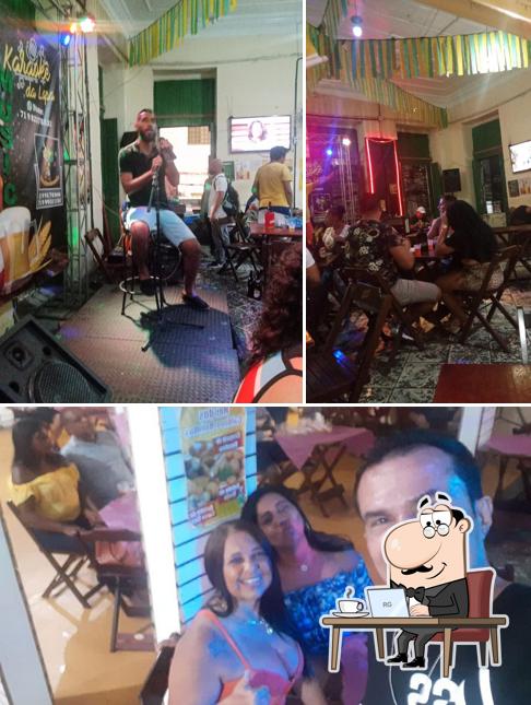 Sente em uma das mesas no Bar Restaurante e Karaokê da Lapa