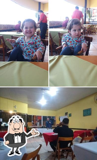 Sente em uma das mesas no Ponto da Costela