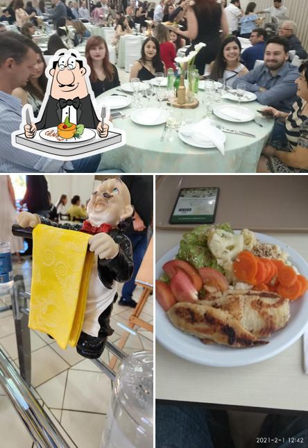 Confira a imagem ilustrando comida e interior no Restaurante Filezão