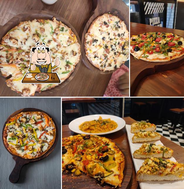 Order pizza at Piazza Napoli