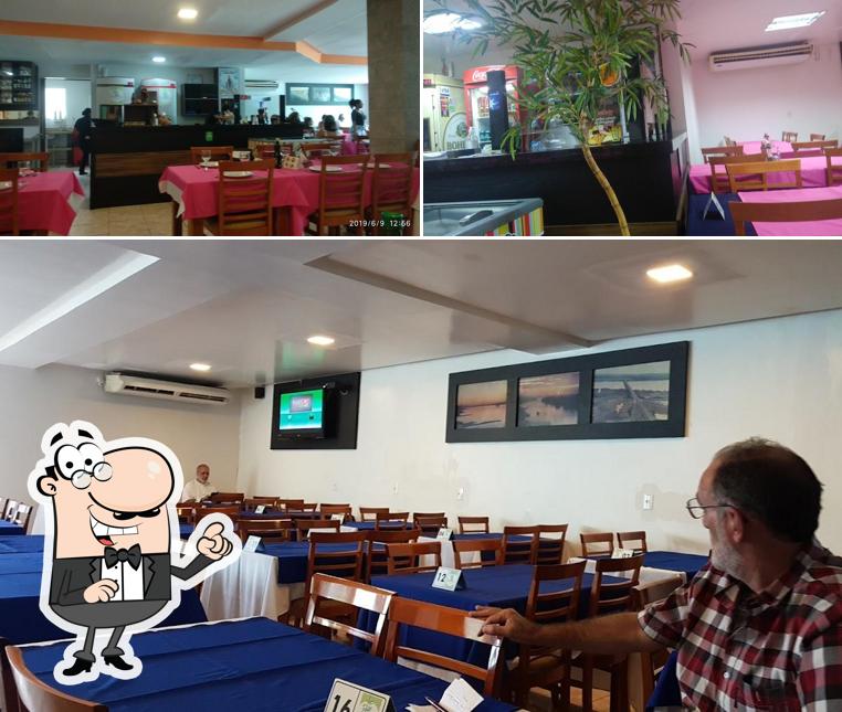 Sente em uma das mesas no Restaurante Bambu