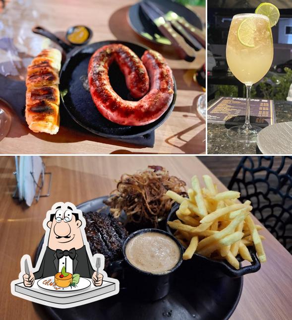 A comida e bebida do restaurante