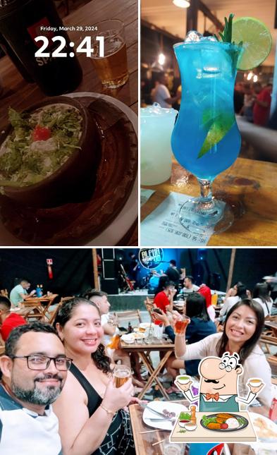 A comida e interior do restaurante