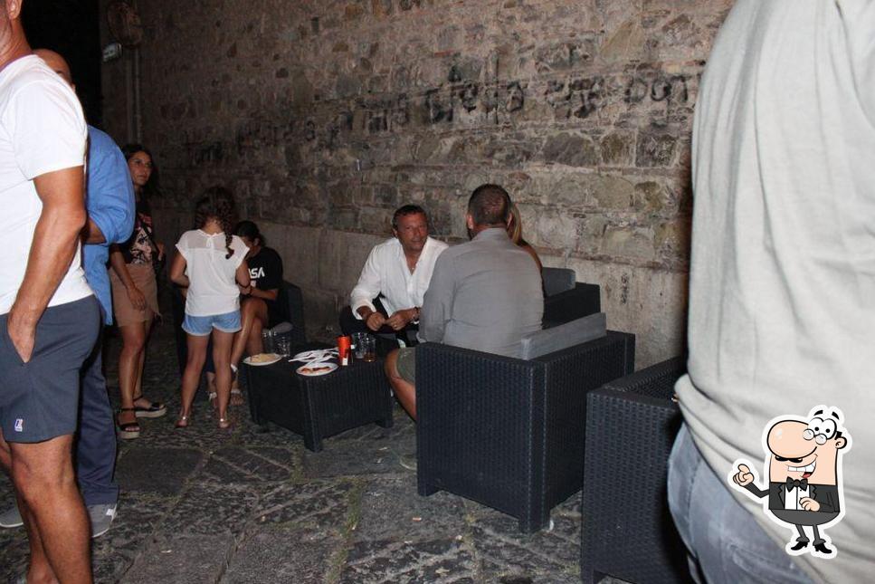 Dai un'occhiata agli interni di Vineria Frittole