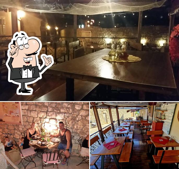 Siediti a un tavolo di Kantun Siediti a un tavolo di Kantun