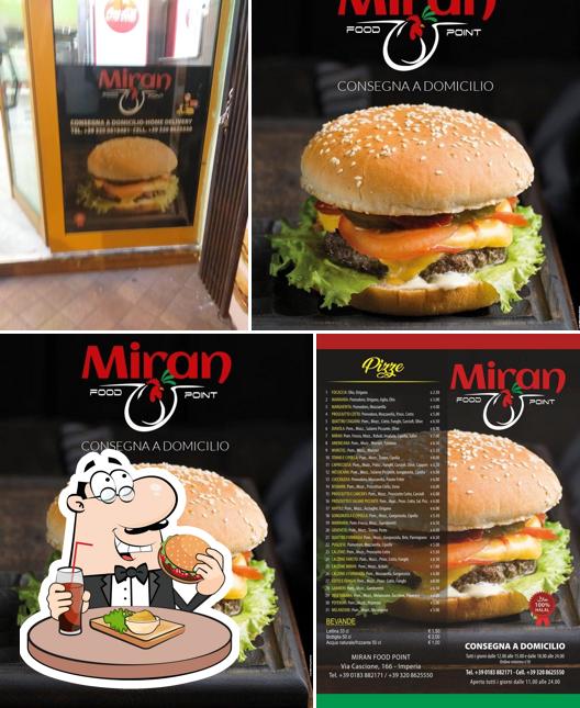 Ordina un hamburger a Miran Food Point