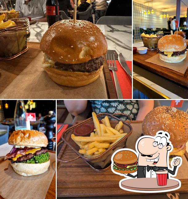 Ordina un hamburger a Via Grill Restaurant