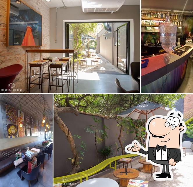 Sente em uma das mesas no Limonata Hub & Gastrobar