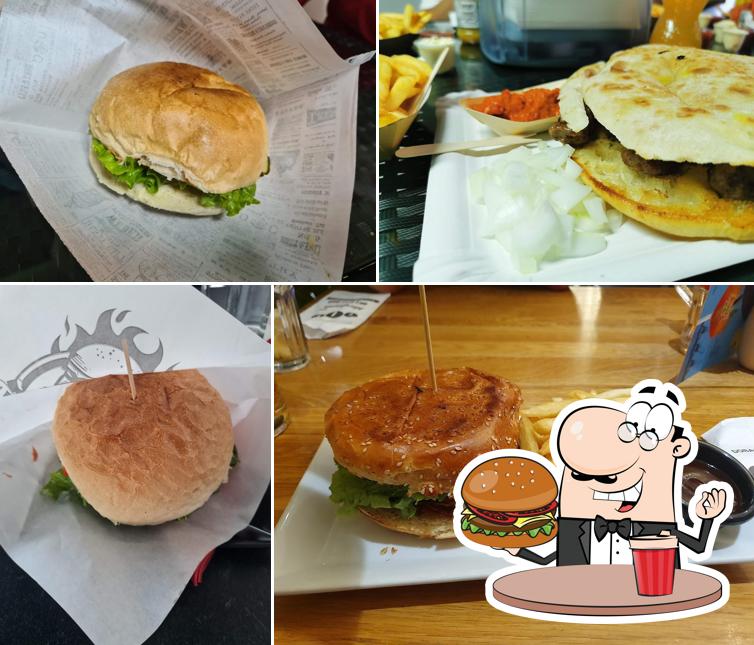 Ordina uno dei tipi di hamburger serviti a Fast food Buddy s Matulji