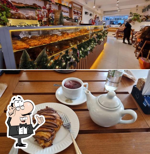 Sente em uma das mesas no D.O.C. Bakery