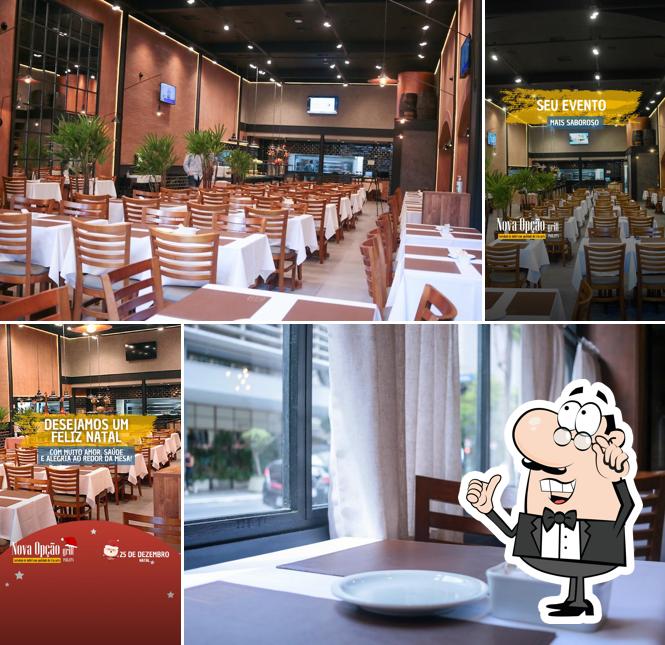 Sente em uma das mesas no Nova Opção Grill - Paulista
