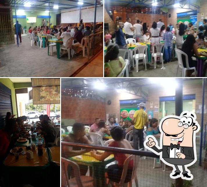 Sente em uma das mesas no Tchê Burger