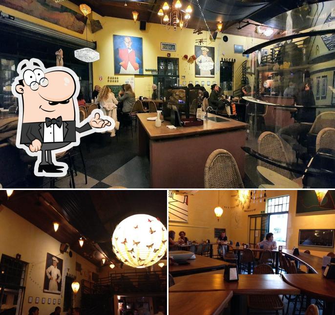 Sente em uma das mesas no Bar Balcão