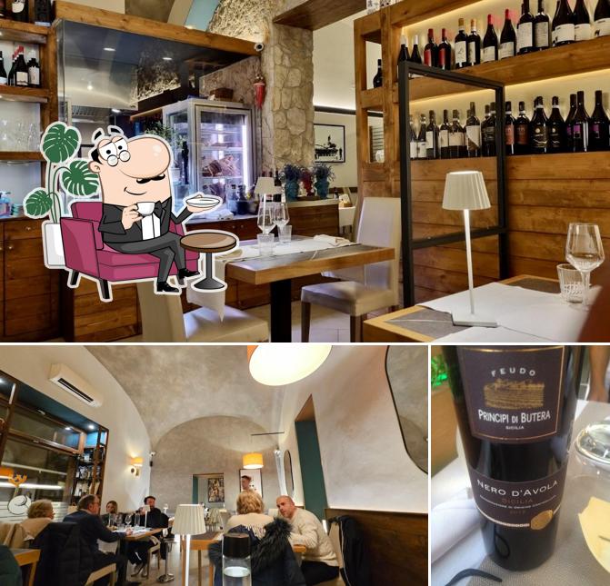 Guarda la foto che mostra la interni e alcol di La Bettola del Gusto