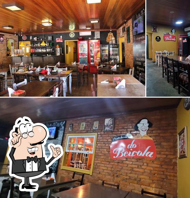 Sente em uma das mesas no Pastelaria do Beiçola Gramado