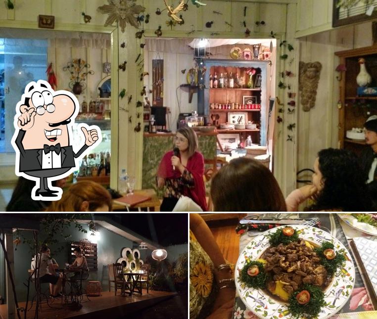 Sente em uma das mesas no Empório com Arte
