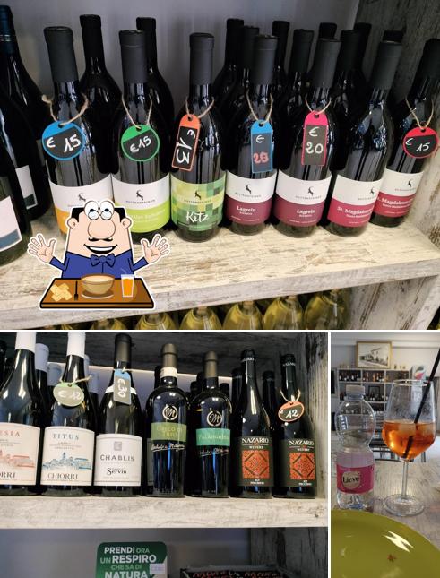 Tra le diverse cose da Bar 2000 si possono trovare la cibo e bevanda
