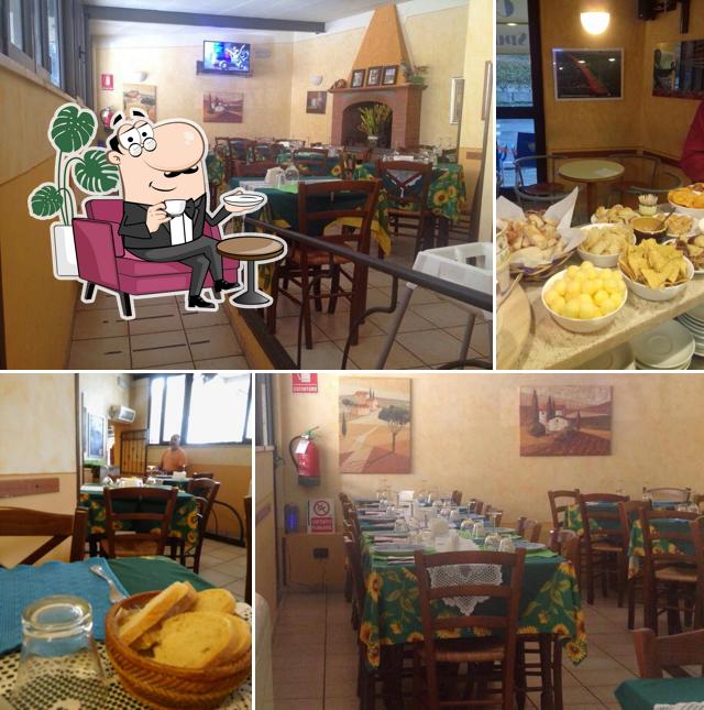 Siediti a un tavolo di Chiocche'