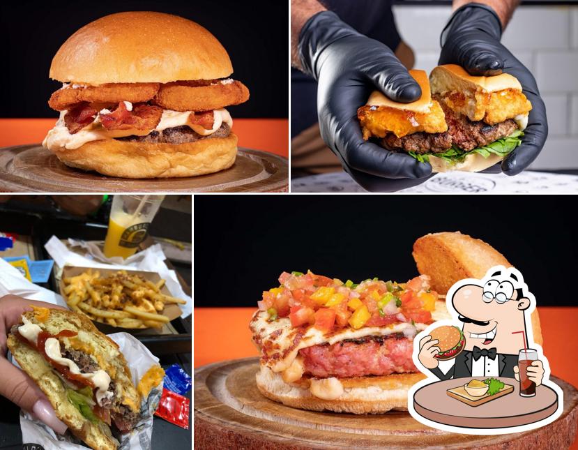 Peça um dos hambúrgueres servidos no Balada Burger