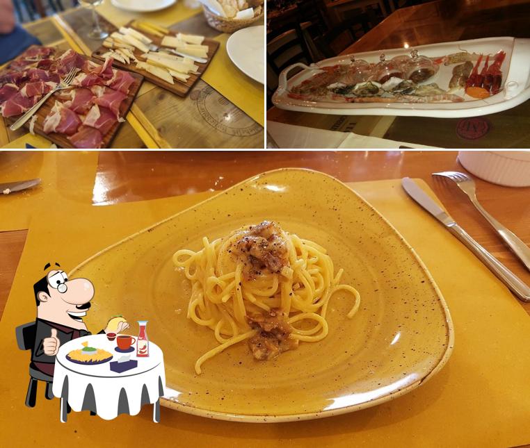 Piatto di formaggi al Marrini Enogastronomica