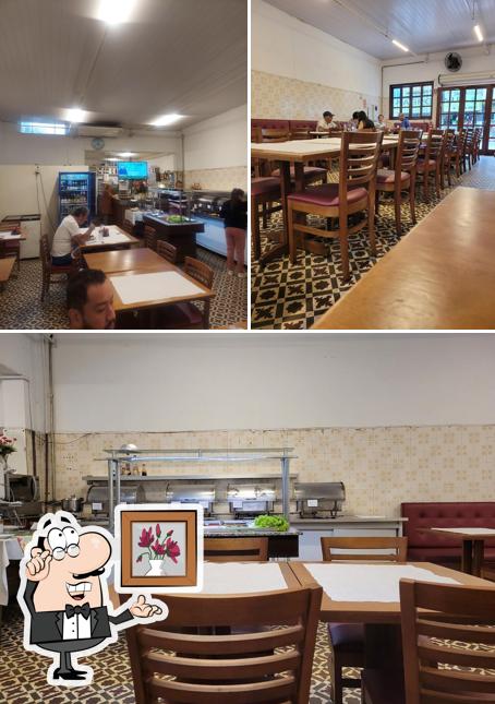 Sente em uma das mesas no Cantina Kataoka