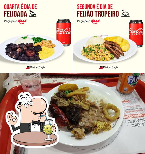 A bebida e comida do restaurante