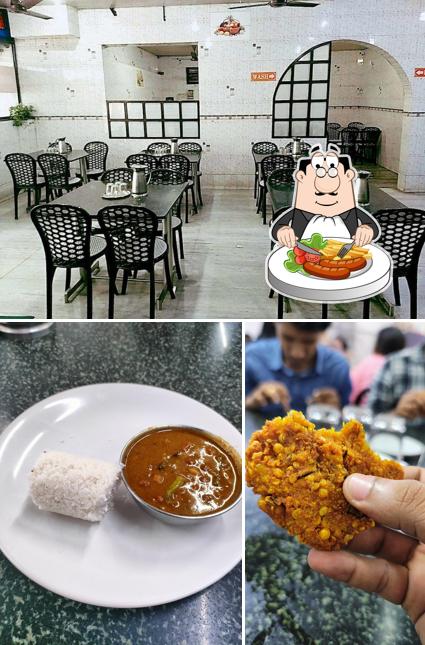 Among different things one can find food and interior at Hotel Al Jafna