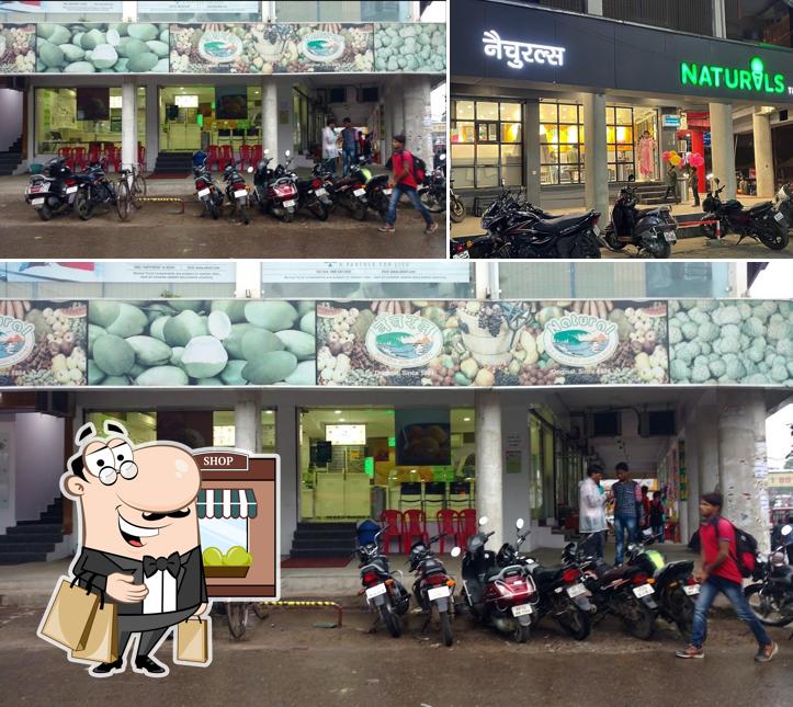 You can get some fresh air at the outside area of Naturals Ice Cream