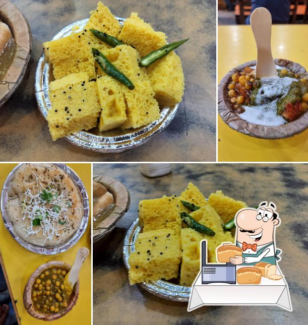 Garlic bread at Agarwal Mithai Walaa