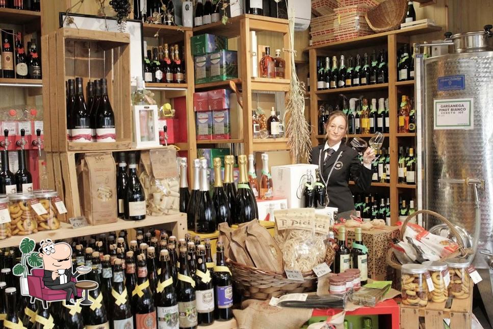 Dai un'occhiata agli interni di Caneva Cristina - Enoteca - Vino sfuso - Enoteca - Cantina