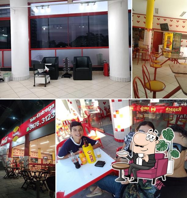 Sente em uma das mesas no Rapach Lanches