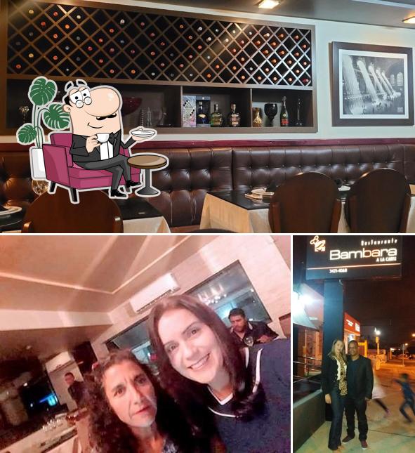 Sente em uma das mesas no Restaurante Bambara