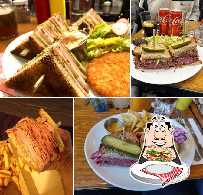 Club sandwichs à Schwartz’s Deli