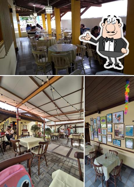 Sente em uma das mesas no Chocolate Sete Colinas