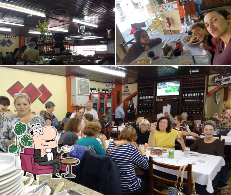 Sente em uma das mesas no Churrascaria Saudades do Sul
