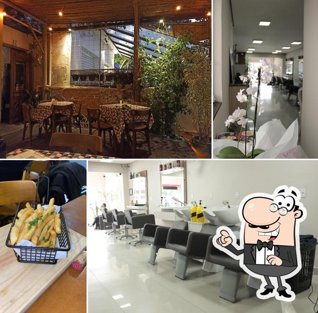 Sente em uma das mesas no DONA ZICA