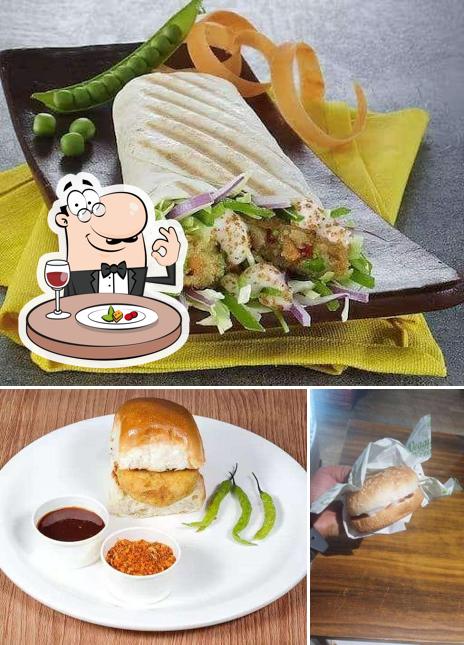 The image of Ultimate Vada Pav No.1’s food and interior