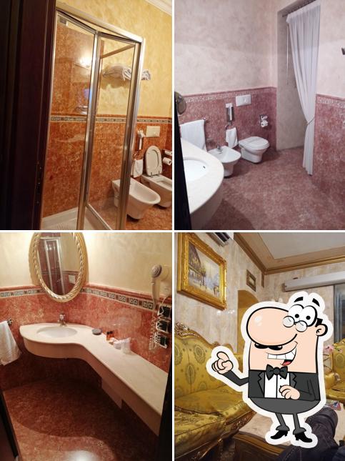 Siediti a un tavolo di Hotel Don Carlo