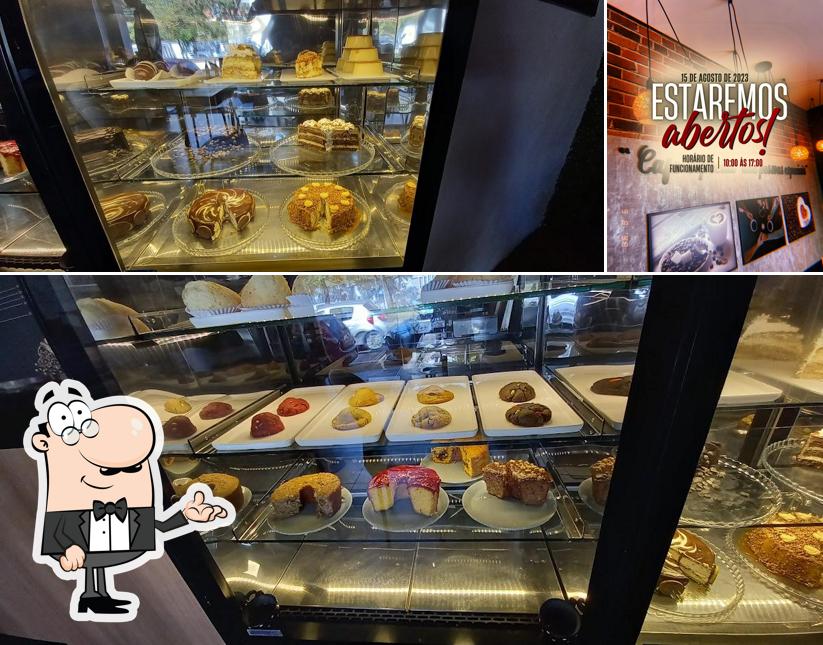 Sente em uma das mesas no War Point Coffee