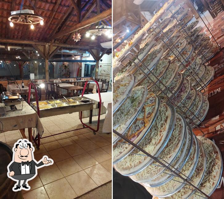 Sente em uma das mesas no Schroeder Platz