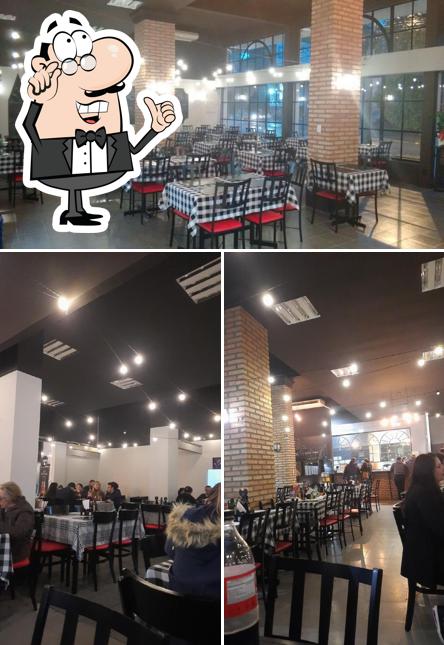 Sente em uma das mesas no Castelo Da Pizza