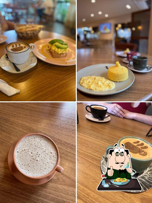 Entre diferentes coisas, comida e bebida podem ser encontrados no Oca Café