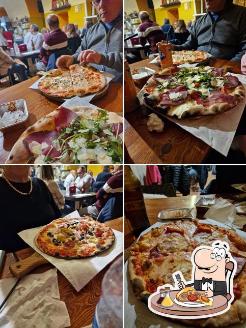 Prenditi una pizza a Mordi & Fuggi Pizzeria Rosticceria con forno a legna e consegna a domicilio